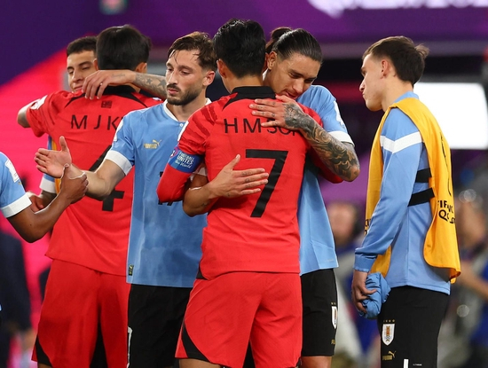 乌拉圭队与韩国队球员在赛后拥抱 图据视觉中国