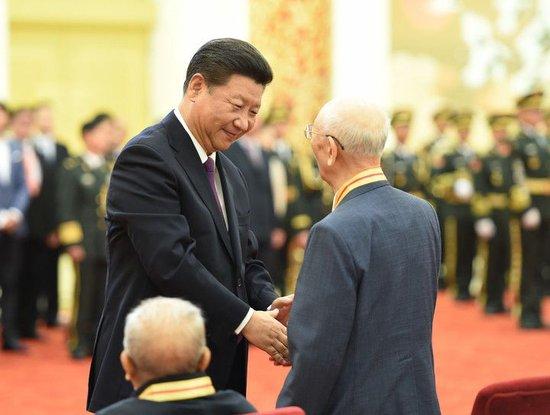 2015年9月2日,习近平在北京人民大会堂向30名抗战老战士老同志、抗战将领、帮助和支持中国抗战的国际友人或其遗属代表颁发中国人民抗日战争胜利70周年纪念章并发表重要讲话。
