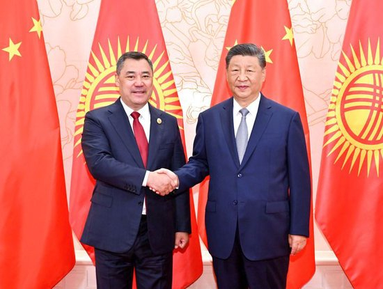 8月31日上午，国家主席习近平在天津迎宾馆会见来华出席2025年上海合作组织峰会和纪念中国人民抗日战争暨世界反法西斯战争胜利80周年活动的吉尔吉斯斯坦总统扎帕罗夫。新华社记者 岳月伟 摄