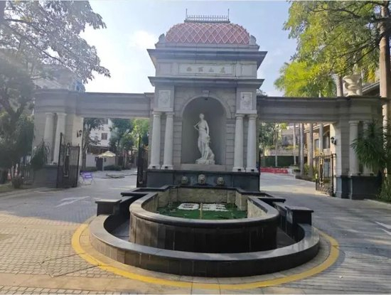 西丽山庄小区的入口