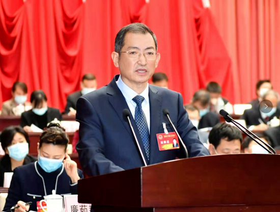  图为2月1日，丁伟代表市政府向市人民代表大会作政府工作报告。