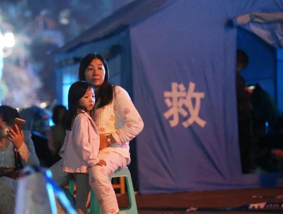 2019年6月，四川宜宾，珙县群众在县政府广场上的救灾帐篷中休息。