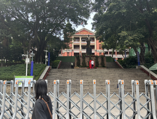  乳腺肿瘤中心实验室所在地为中山医科大学（隶属中山大学）