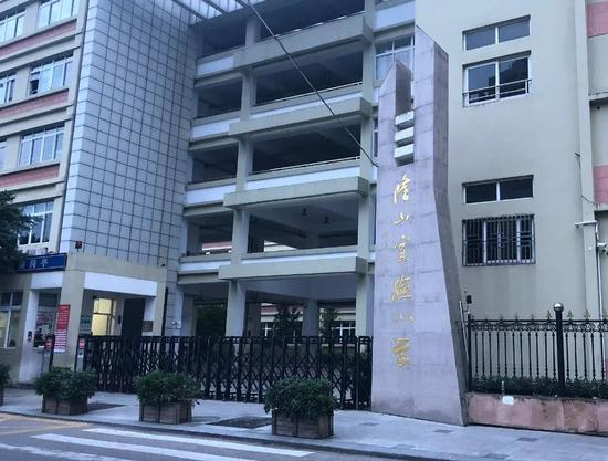 9月22日，事发的隆山实验小学门口，学生们已经放假。新京报记者刘壹昭&nbsp;摄