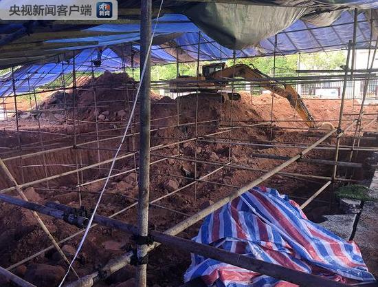 △湖南怀化新晃一中操场挖掘现场