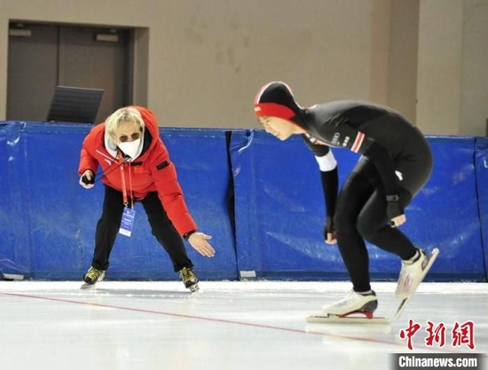 奥莉加在场上指导中国运动员比赛。　高龙安 摄