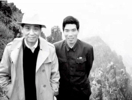 1986年，张明亮陪同崔乃夫（左）在湖北神农架调研。图/受访者提供