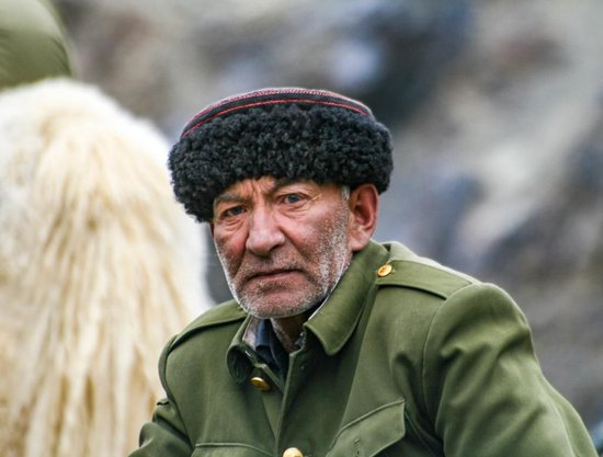 2008年9月7日，巴依卡在红其拉甫吾甫浪沟巡逻途中小憩。 新华社发（王烈 摄）