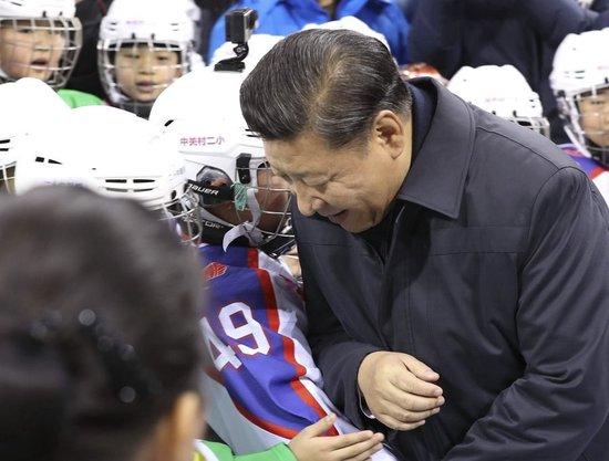 2017年2月24日,习近平总书记在北京五棵松体育中心考察时同青少年冰球爱好者“撞肩”,表示相互问候。新华社记者 丁林 摄