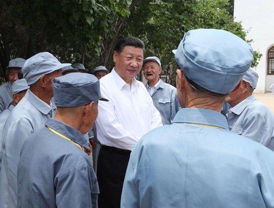 2017年6月21日上午,习近平总书记在吕梁市兴县晋绥军区司令部旧址同晋绥边区老战士老同志代表亲切交谈。新华社记者 庞兴雷 摄
