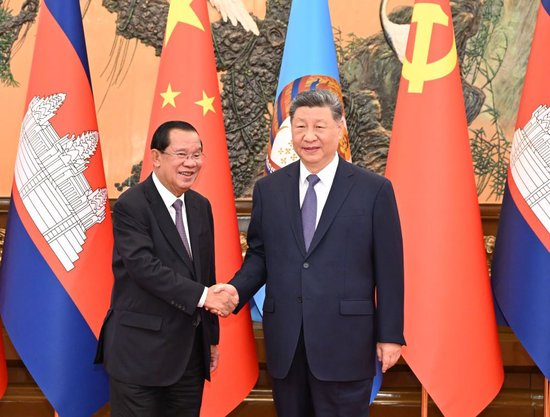 6月26日上午，中共中央总书记、国家主席习近平在北京人民大会堂会见柬埔寨人民党主席、参议院主席洪森。新华社记者 李响 摄
