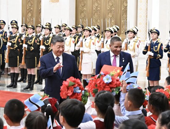 10月13日下午，国家主席习近平在北京人民大会堂同来华进行国事访问的博茨瓦纳总统博科举行会谈。这是会谈前，习近平在人民大会堂北大厅为博科举行欢迎仪式。新华社记者 谢环驰 摄