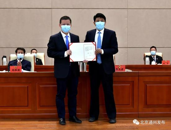  ▲区人大常委会主任李玉君（右）向楼俊峰颁发任命书。