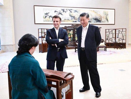 △2023年4月7日，习近平主席在广东省广州市松园同法国总统马克龙举行非正式会晤。这是两国元首在白云厅欣赏古琴演奏。