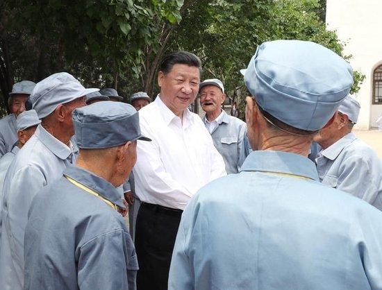 2017年6月21日上午,习近平在吕梁市兴县晋绥军区司令部旧址同晋绥边区老战士老同志代表亲切交谈。