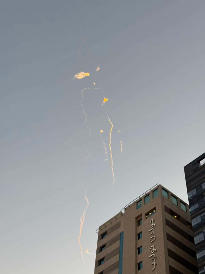 滞留当地的华人拍摄到酒店附近导弹拦截画面