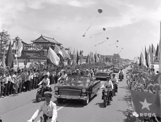 1965年7月12日，越南民主共和国国会访华友好代表团来华进行友好访问。丁峻摄