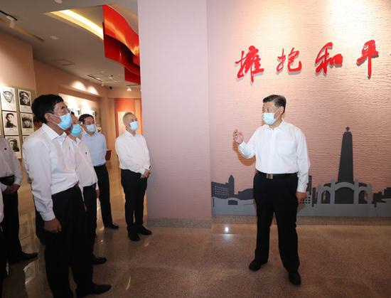 　　7月22日至24日，中共中央总书记、国家主席、中央军委主席习近平在吉林省考察。这是7月22日下午，习近平在四平市参观四平战役纪念馆。
