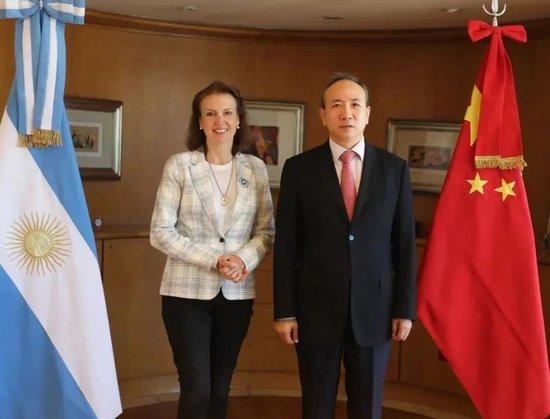  4月8日，中国驻阿根廷大使王卫（右）会见蒙迪诺