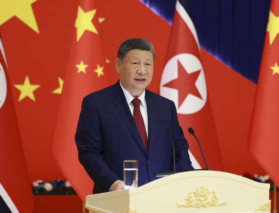 当地时间6月8日晚，中共中央总书记、国家主席习近平和夫人彭丽媛在平壤木兰馆出席朝鲜劳动党总书记、国务委员长金正恩举行的欢迎宴会。这是习近平发表致辞。新华社记者 丁海涛 摄