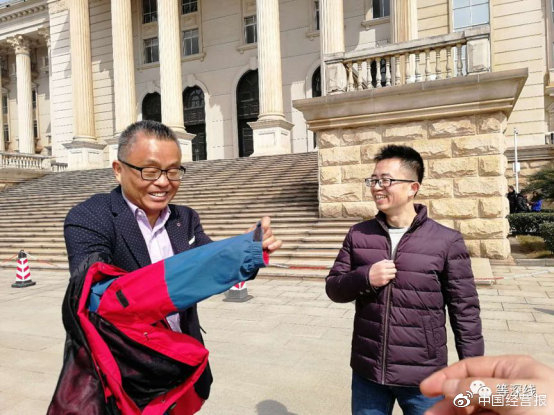 　　2018年2月11日，共青城赛龙通信科技有限公司创始人代小权（图右）获江西省九江市中级人民法院当庭宣判：原一审法院认定事实错误，适用法律错误，代小权偷税罪名不成立，无罪释放。张卫荣说，他原有的启维光伏是在共青赛龙之前的共青城头号明星企业。