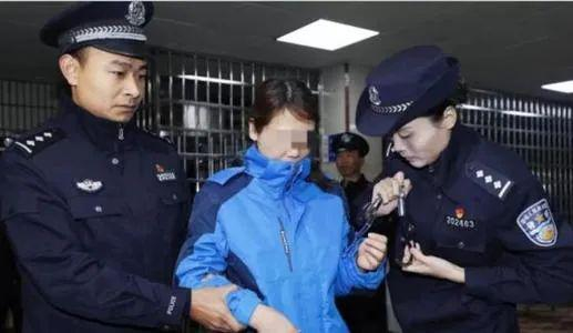  ·劳荣枝（中）被抓捕