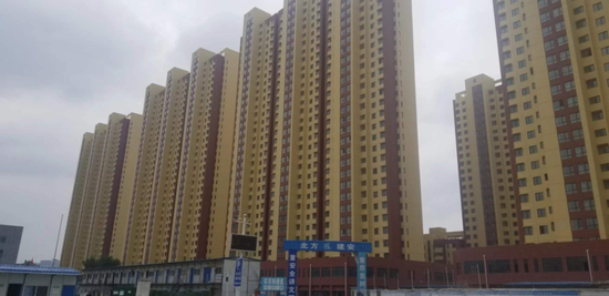 唐山市碑子院村平改项目即将交付的8栋回迁楼。陈宁/摄