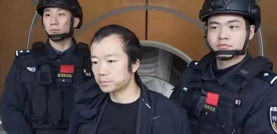 ·陈志（中）被押解回国。（央视新闻）