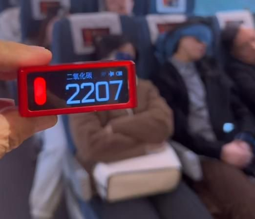  图为余先生测量所乘车厢二氧化碳浓度 受访者供图