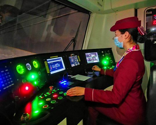 　正在驾驶中的吴亚。受访者供图