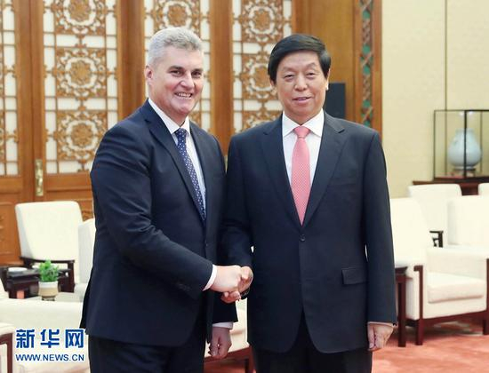 6月1日，全国人大常委会委员长栗战书在北京人民大会堂会见黑山议长布拉约维奇一行。 新华社记者 刘卫兵 摄