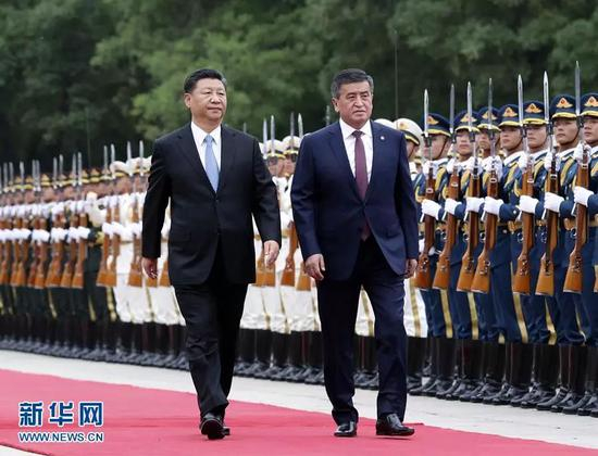 习近平在人民大会堂东门外广场为热恩别科夫举行欢迎仪式