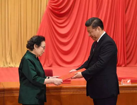 △习近平为屠呦呦颁发国家最高科学技术奖。