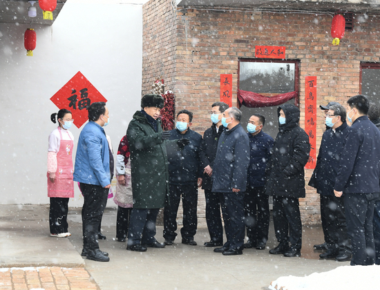 ▲ 2022年1月26日，习近平总书记在山西省临汾市霍州市师庄乡冯南垣村受灾村民师红兵家看望。