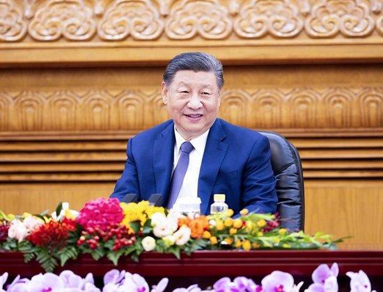△2024年10月11日,习近平主席在北京人民大会堂集体会见出席中国国际友好大会暨中国人民对外友好协会成立70周年纪念活动的外方嘉宾。