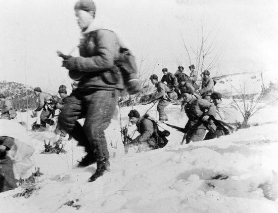  △中国人民志愿军战士向美军进攻的情形（1951年摄）。
