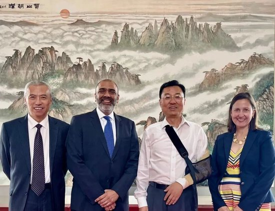  谢锋（左3）与帕里克（左2）等人合影图：中国驻美大使馆微信号