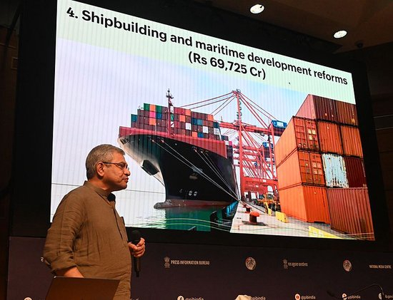 当地时间2025年9月24日，印度新德里，印度联邦部长阿什维尼·瓦伊什瑙在国家媒体中心就内阁决定向媒体发表讲话，其中包括为造船和海事部门提供的一项重大一揽子计划，以及为铁路员工发放奖金。 视觉中国