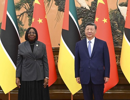 10月14日上午,国家主席习近平在北京人民大会堂会见来华出席全球妇女峰会的莫桑比克总理莱维。