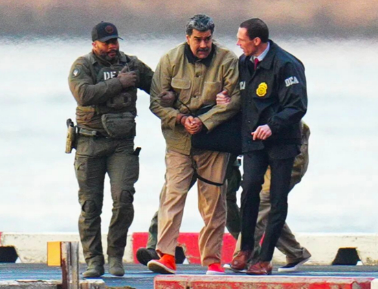 马杜罗（中）在纽约被美国人推上法庭