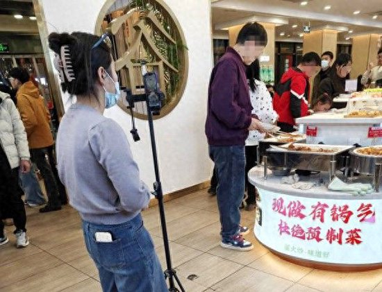 图为一自助餐饮店在店内进行直播。网友供图