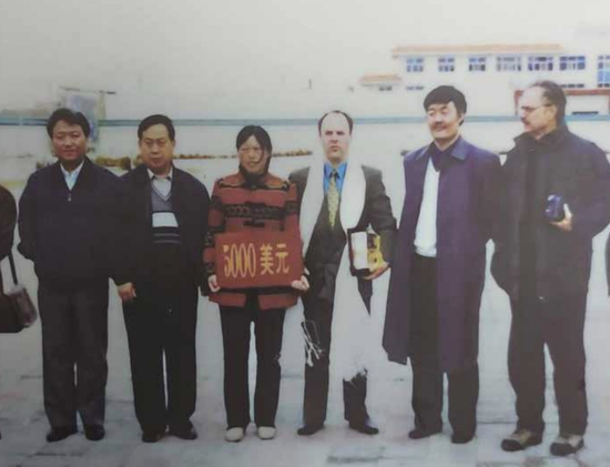 ·2000年，为殷玉珍（左三）募捐后，萨科尔斯基（右三）到内蒙古参加捐赠仪式。（本文图片除注明外均为受访者供图）