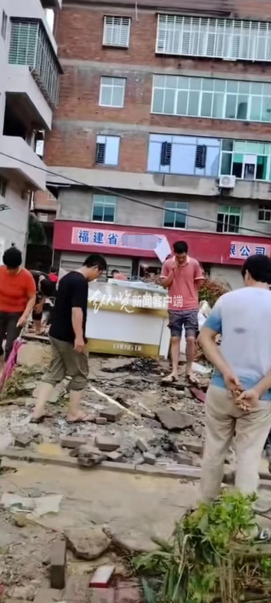 　柜台被冲到店外（视频截图）