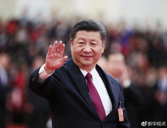 　　3月20日，第十三届全国人民代表大会第一次会议在北京人民大会堂闭幕。当日下午，习近平等党和国家领导人同出席十三届全国人大一次会议的全体代表合影留念。这是习近平向代表挥手致意。 　　（ 新华社记者 兰红光 摄 ）