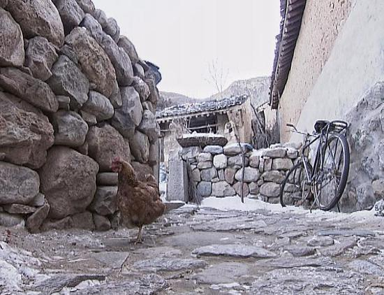 △骆驼湾村的小路多用石头铺砌而成，坑坑洼洼，凹凸不平。