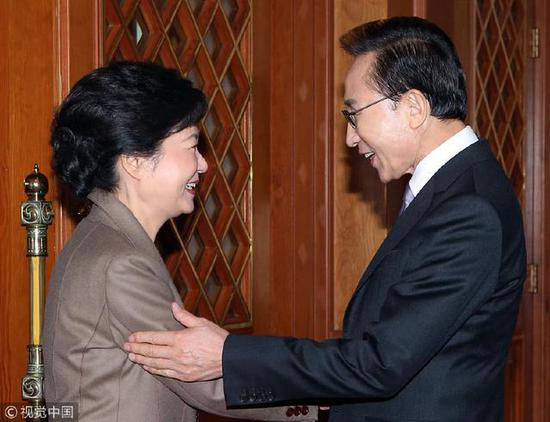  访谈中，文在寅提到了朴槿惠与李明博（视觉中国）