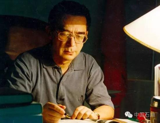 王德民伏案工作