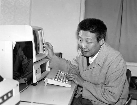 年轻时的孙家栋在工作中。新华社记者 杨武敏 摄
