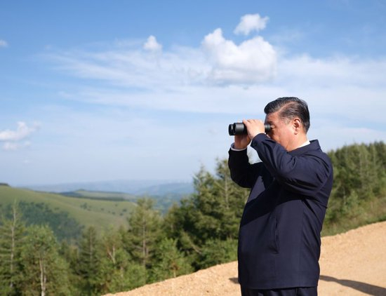 2021年8月23日下午，习近平在河北承德塞罕坝机械林场月亮山考察。