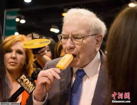 　图为巴菲特在股东大会上吃冰激凌。&nbsp;